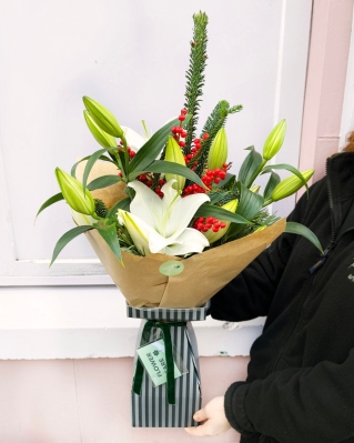 Classic Christmas Lily Handtied